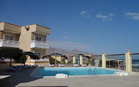             Бассейн с видом на море               Swimming pool with sea view